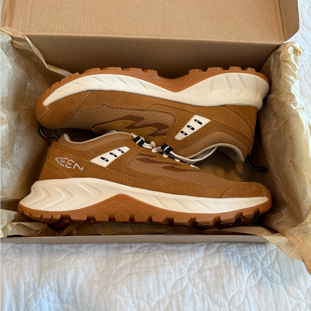 Keen hiking shoes in women’s size 8. Never been worn and in box.
